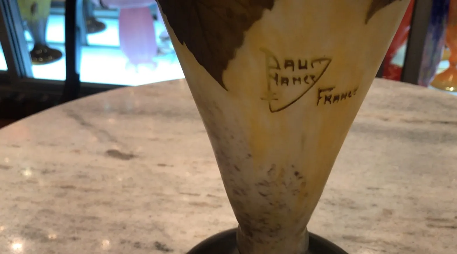 vidro antigo com assinatura daum nancy em pedestal, detalhes claros