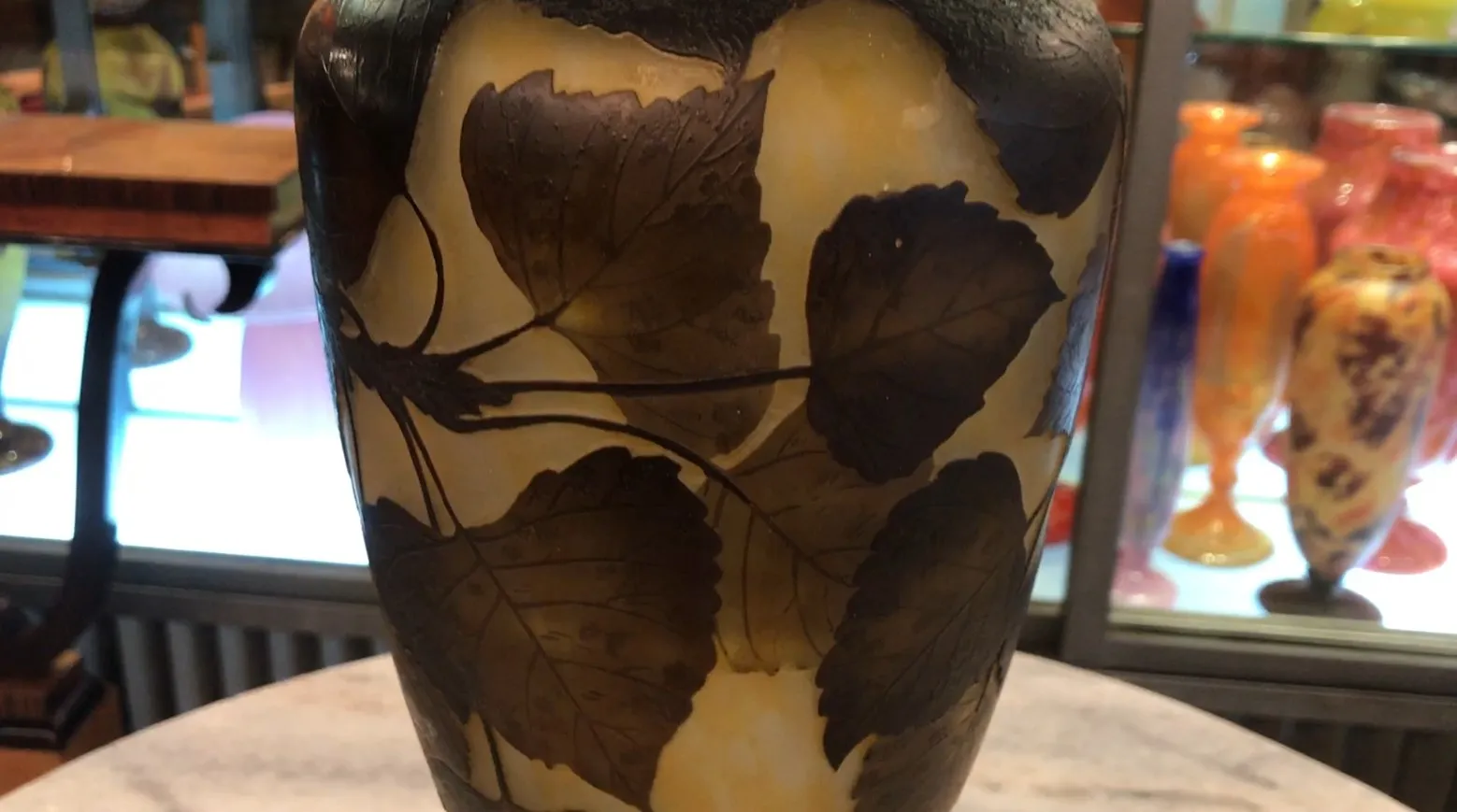 Vase ancien avec des feuilles gravées, fond clair