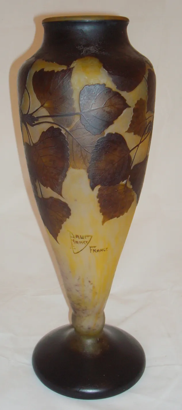 vase avec motif de feuilles sur un fond clair
