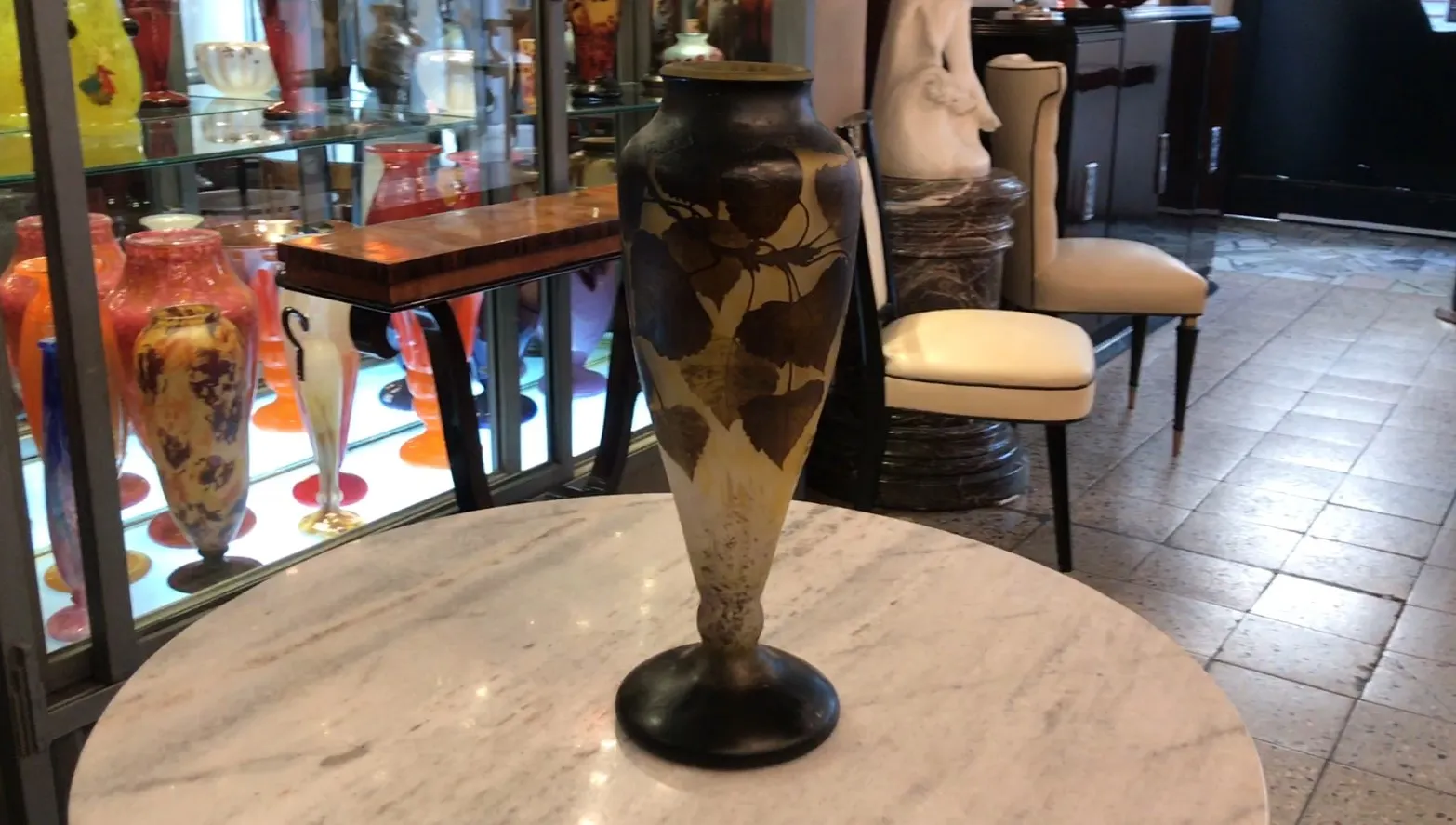 signiertes Glas Daum Nancy in antikem Ambiente