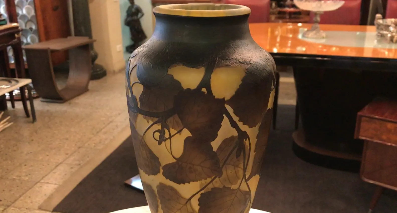 vase avec feuilles sculptées, fond clair, antiquité décorative