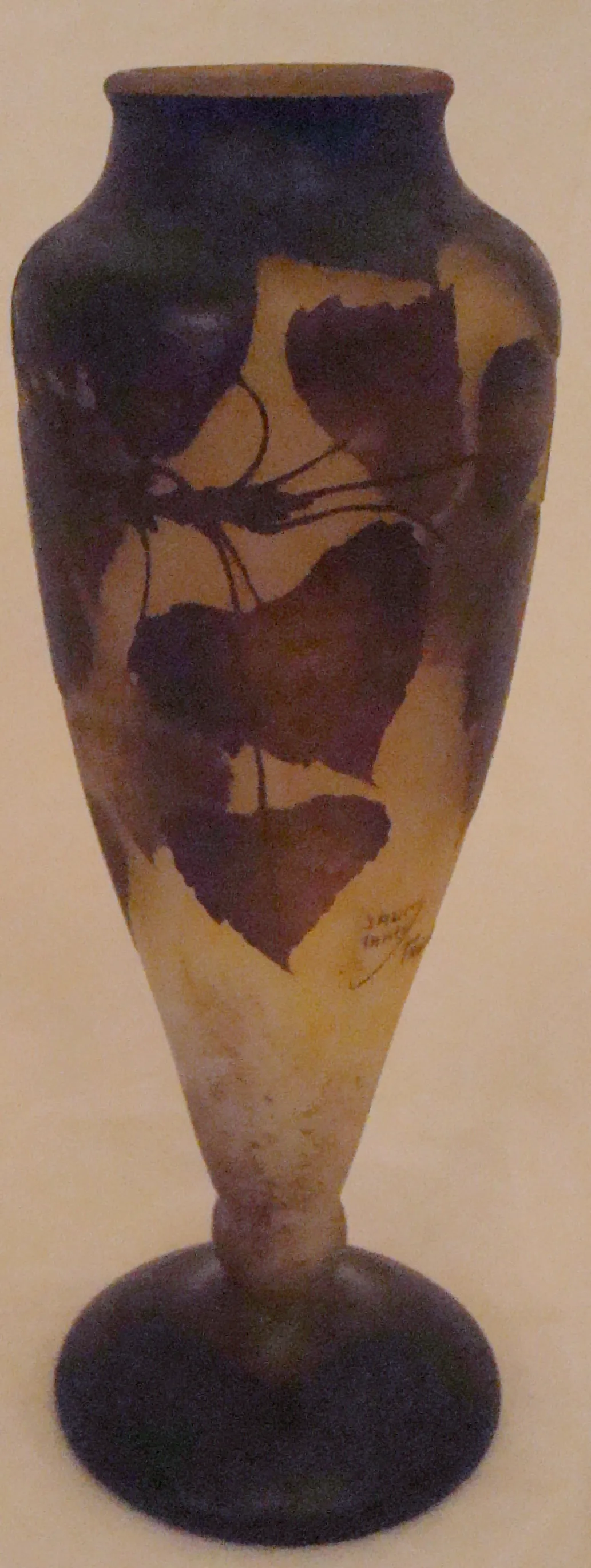 verre décoratif avec motif de feuilles signé par Daum Nancy