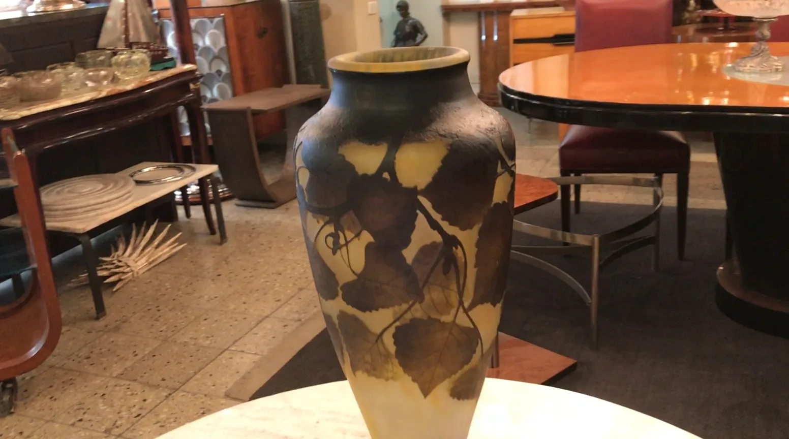 Antik signiertes Glas Daum Nancy mit dekorativen Blättern in stilvollem Umfeld.