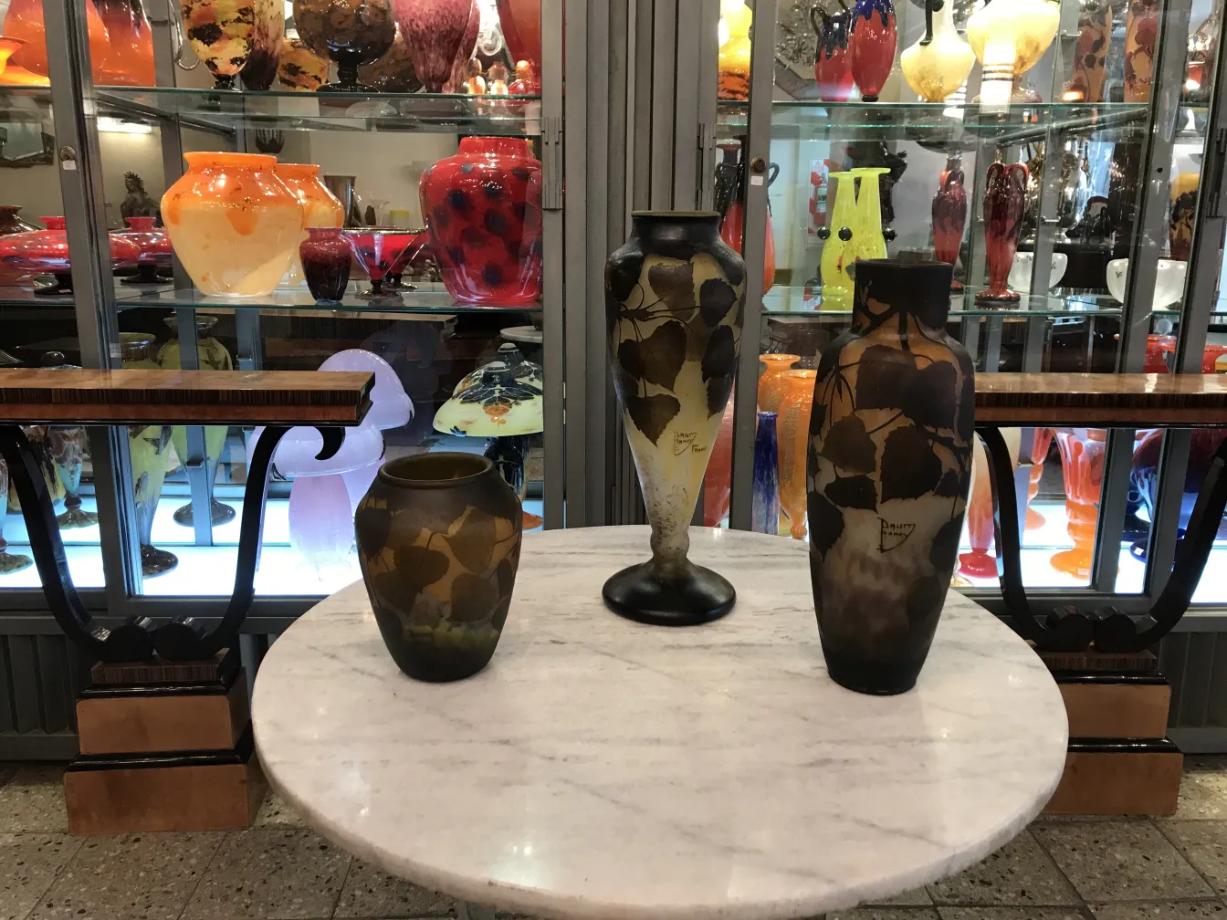 古代サイン入りグラス花瓶、カラフルな背景