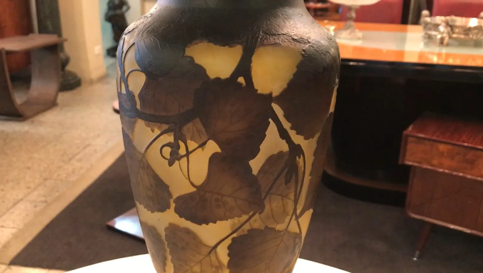 サイン入りグラスのダム・ナンシーに葉の装飾