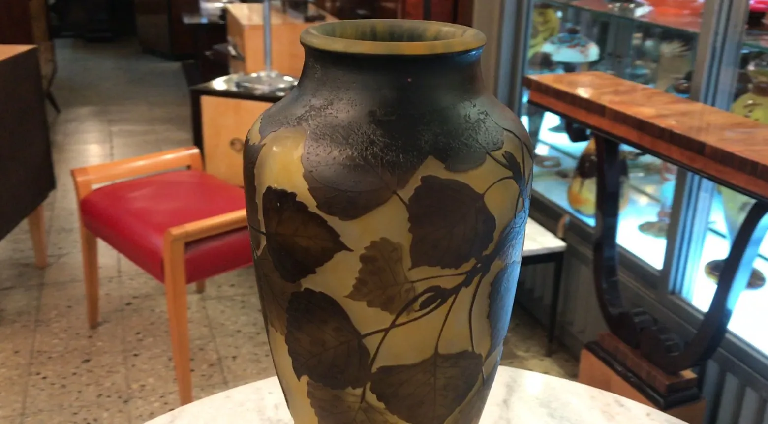 Ancien verre signé Daum Nancy avec décoration de feuilles aux teintes douces