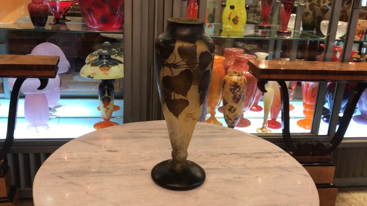 подписанное стекло даум нэнси с дизайном листьев на светлом фоне