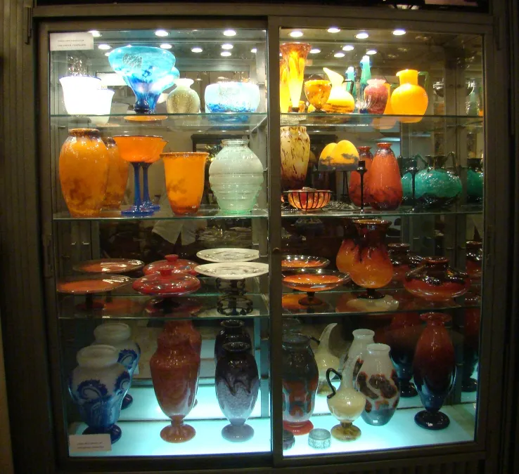 Antikensammlung mit signiertem Glas Daum Nancy in der Ausstellung, verschiedene Farben.