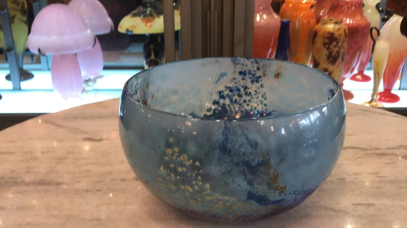 Vaso decorativo antiguo de vidrio firmado Daum Nancy con tonos azul claro y detalles artísticos