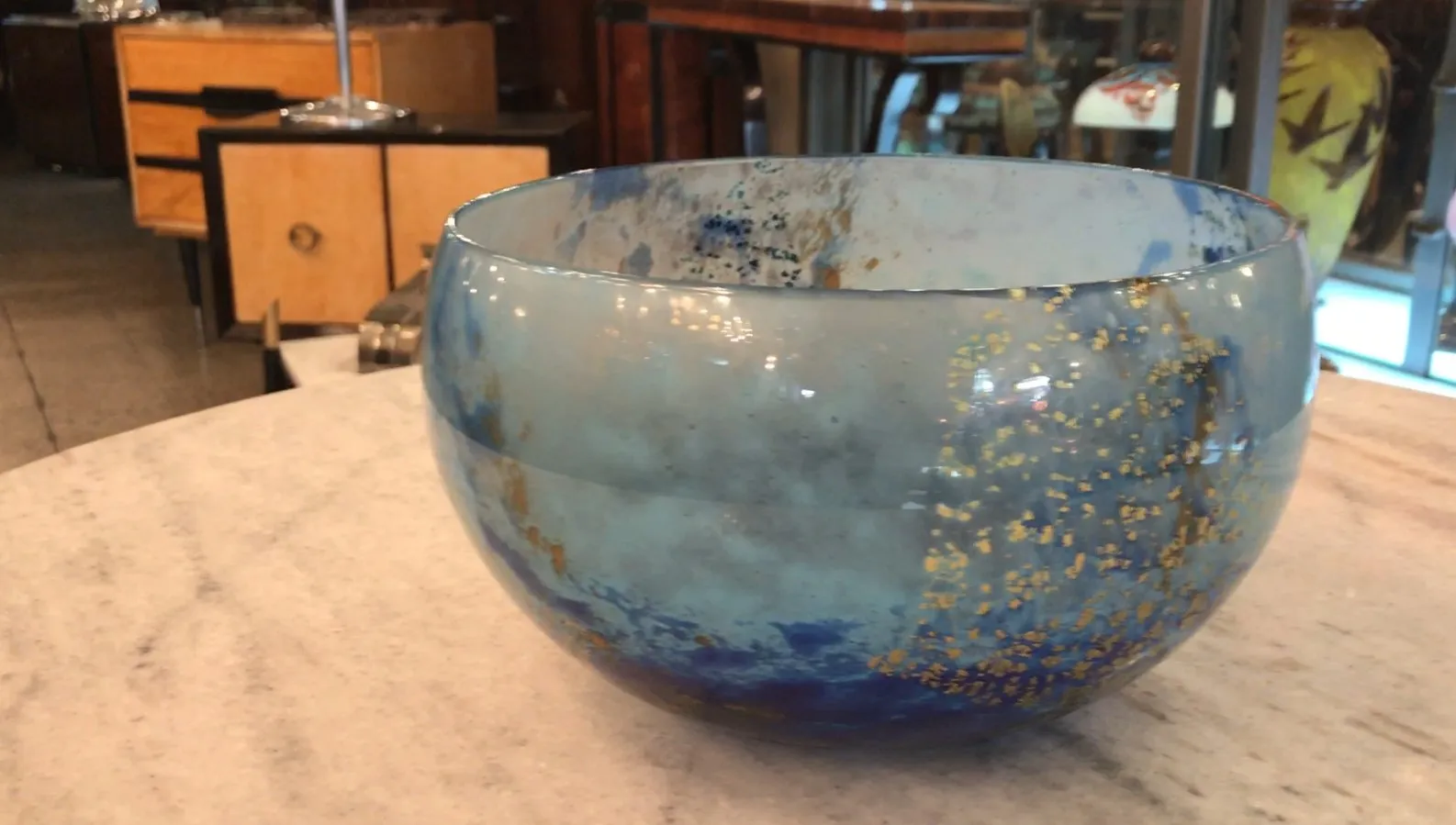 Dekoratives blaues Glas mit goldenen Details, antikes Daum Nancy.