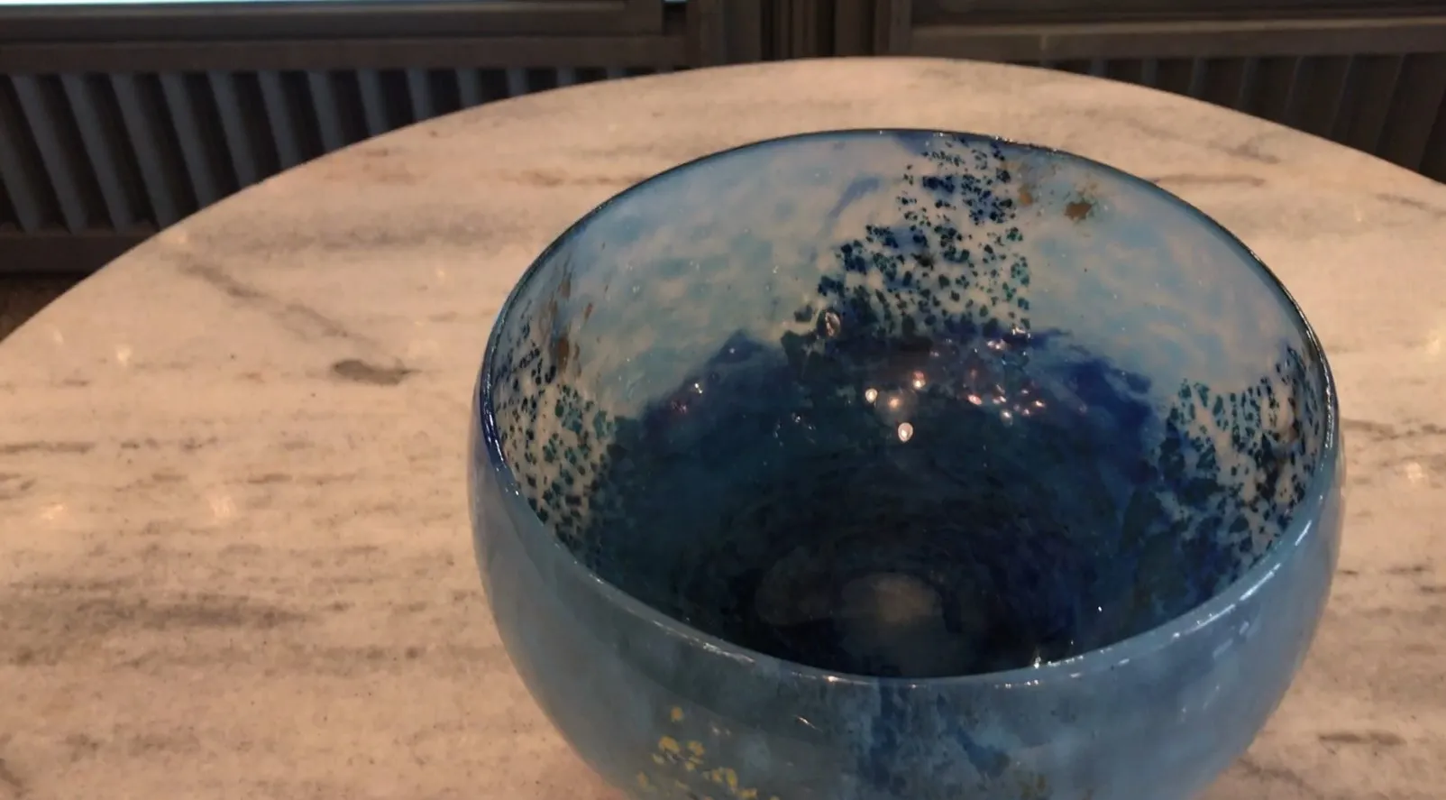 Antikes blaues Glas mit Daum Nancy Signaturdetails.