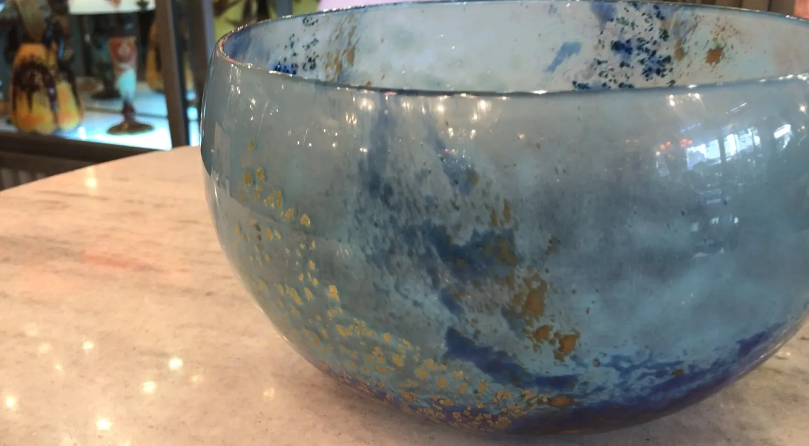 bowl de vidrio antiguo firmado Daum Nancy con tonos azules y dorados