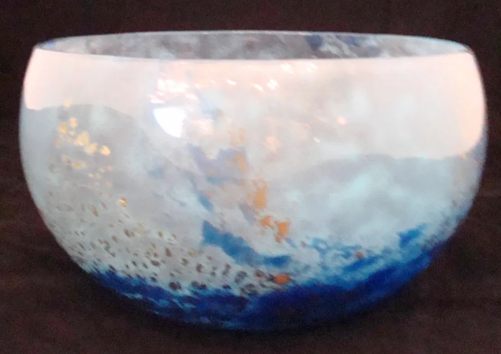 bowl de vidrio con tonos azules y dorados, antigüedad
