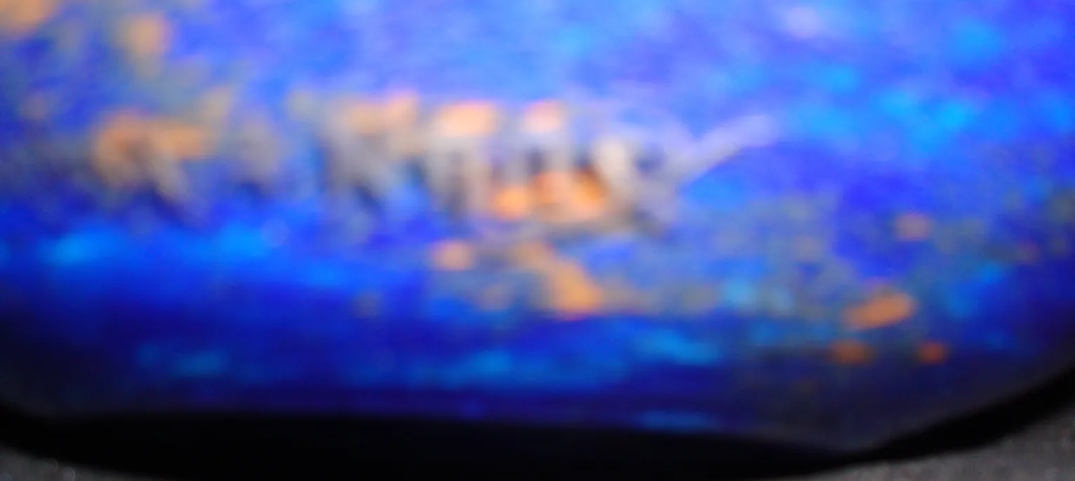 Vidrio firmado Daum Nancy, fondo azul vibrante, antigüedad.