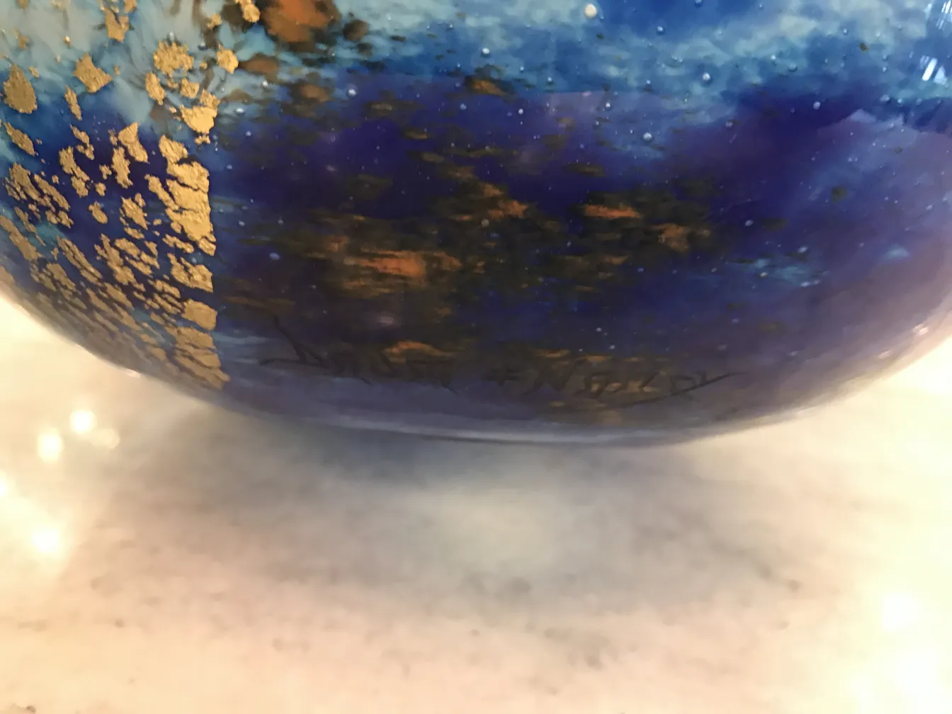 antikes glasstück mit goldenen details und unterschrift