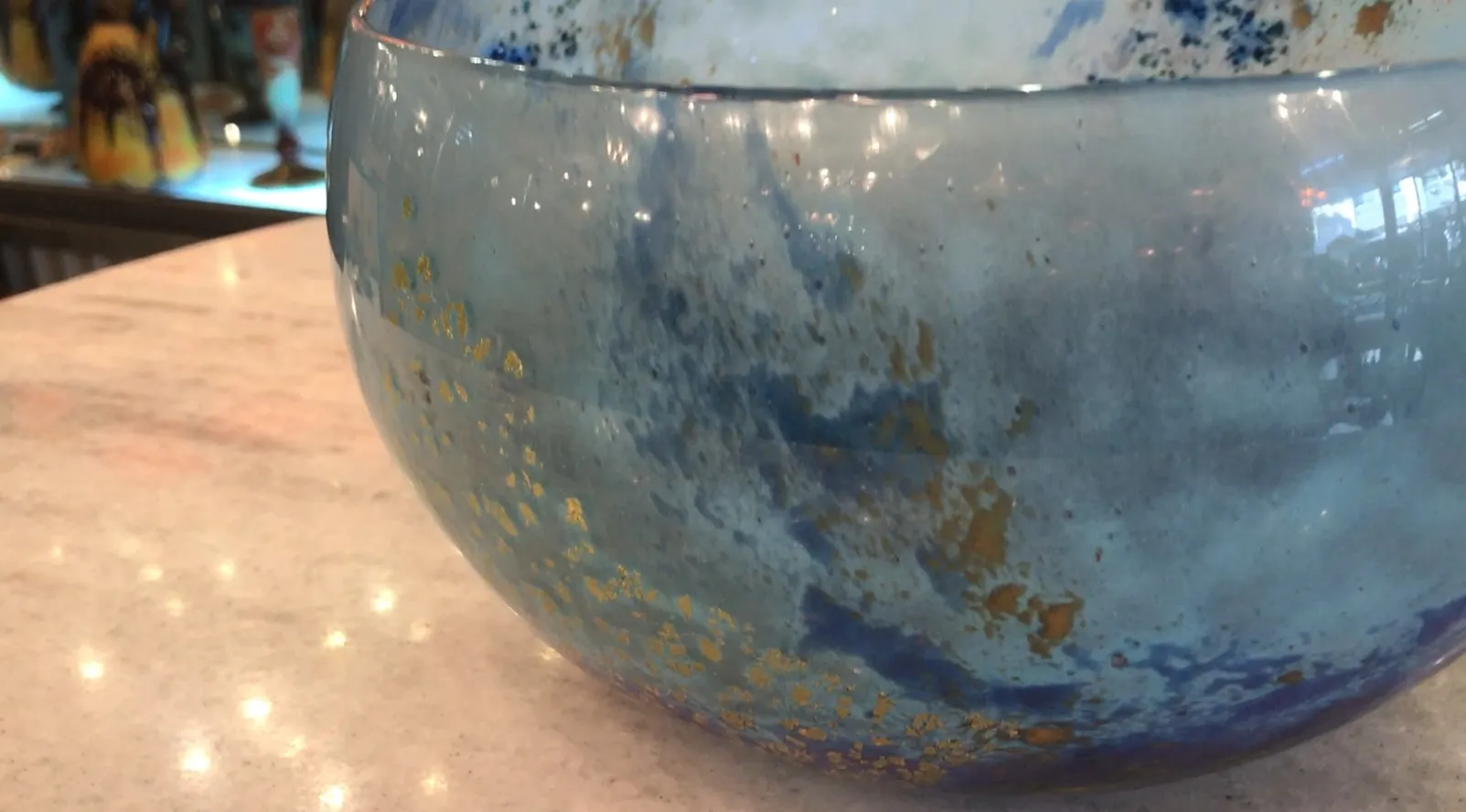 pieza antigua de vidrio con firma, tonos azules y dorados