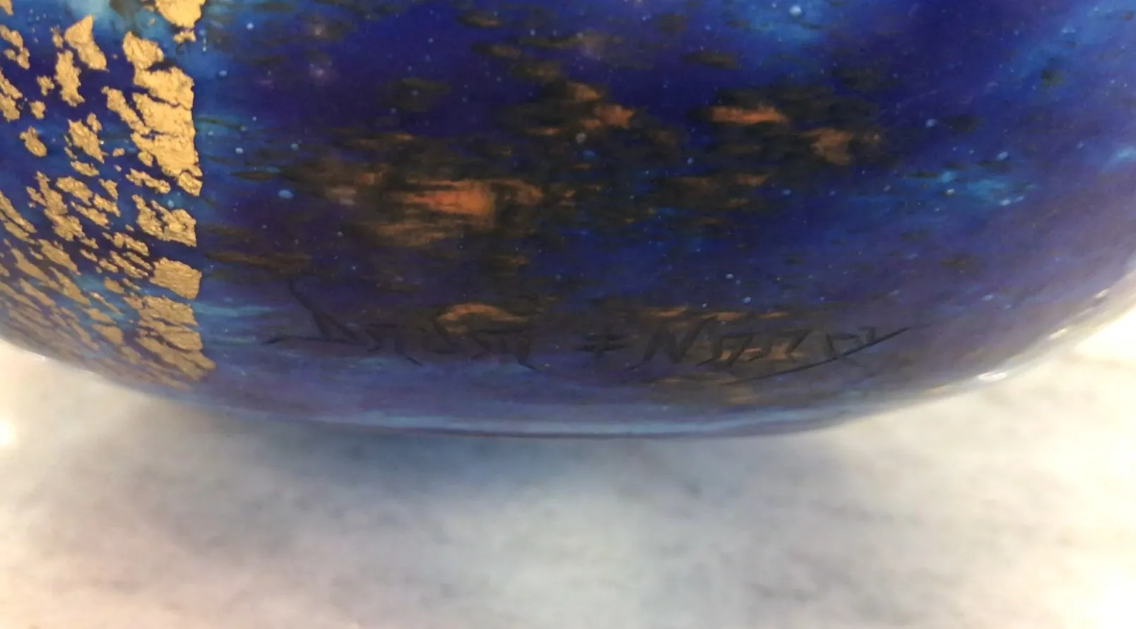 Vidrio antiguo firmado Daum Nancy con colores vibrantes