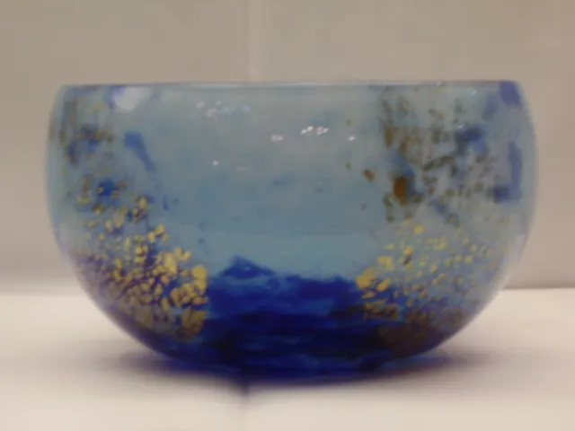 Vidro azul assinado Daum Nancy, com decoração dourada, antiguidade.