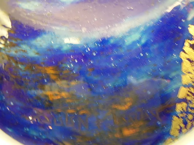 Antikes signiertes Glas von Daum Nancy, lebendige Farben und künstlerische Details, Teil einer Sammlung