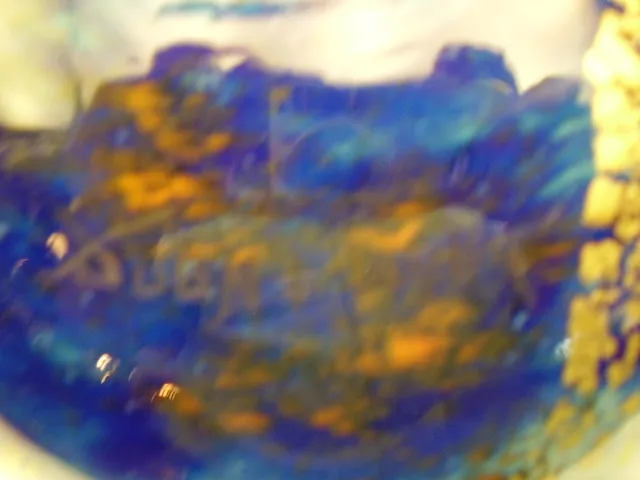 Verre ancien signé Daum Nancy aux teintes bleues et dorées.