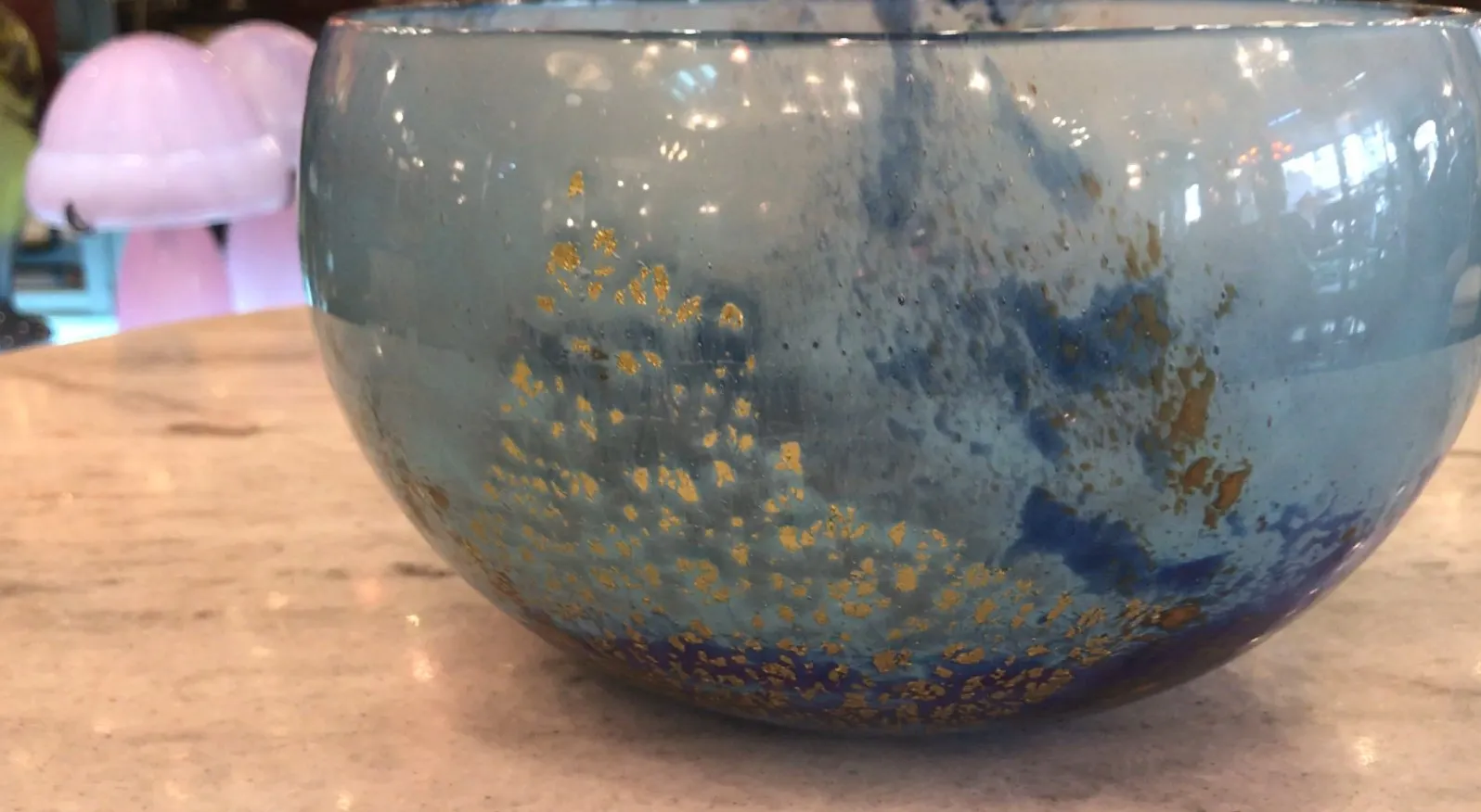 Verre signé Daum Nancy avec décoration bleue et dorée