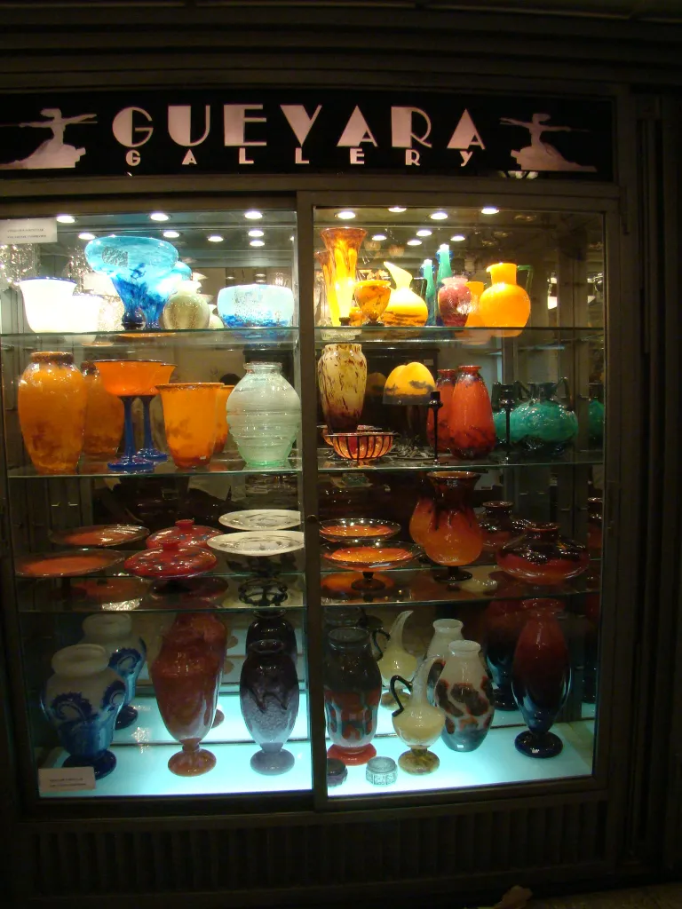 Vitrine mit antik signiertem Glas Daum Nancy