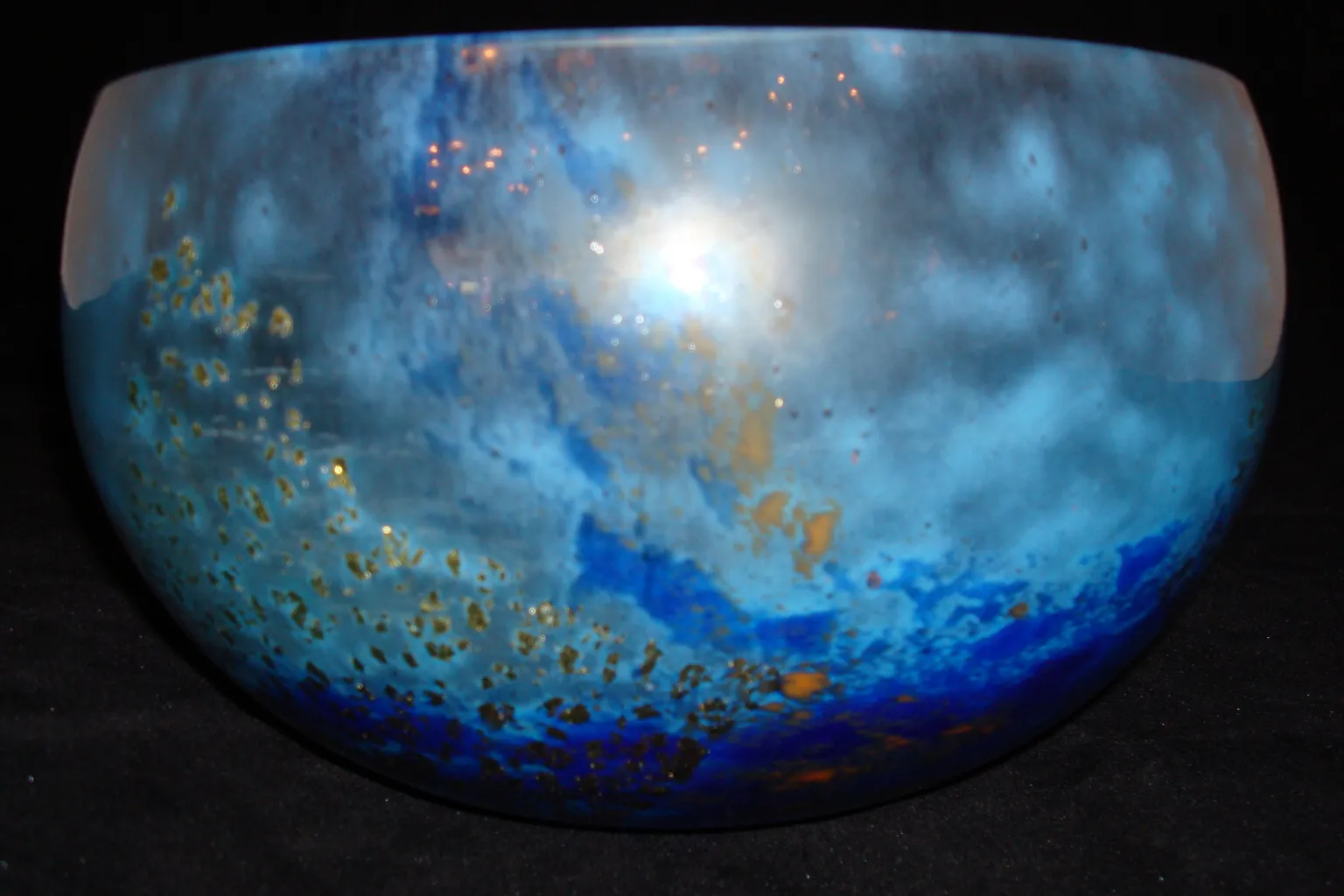 Antikes signiertes Glas Daum Nancy mit blauen Dekorationen