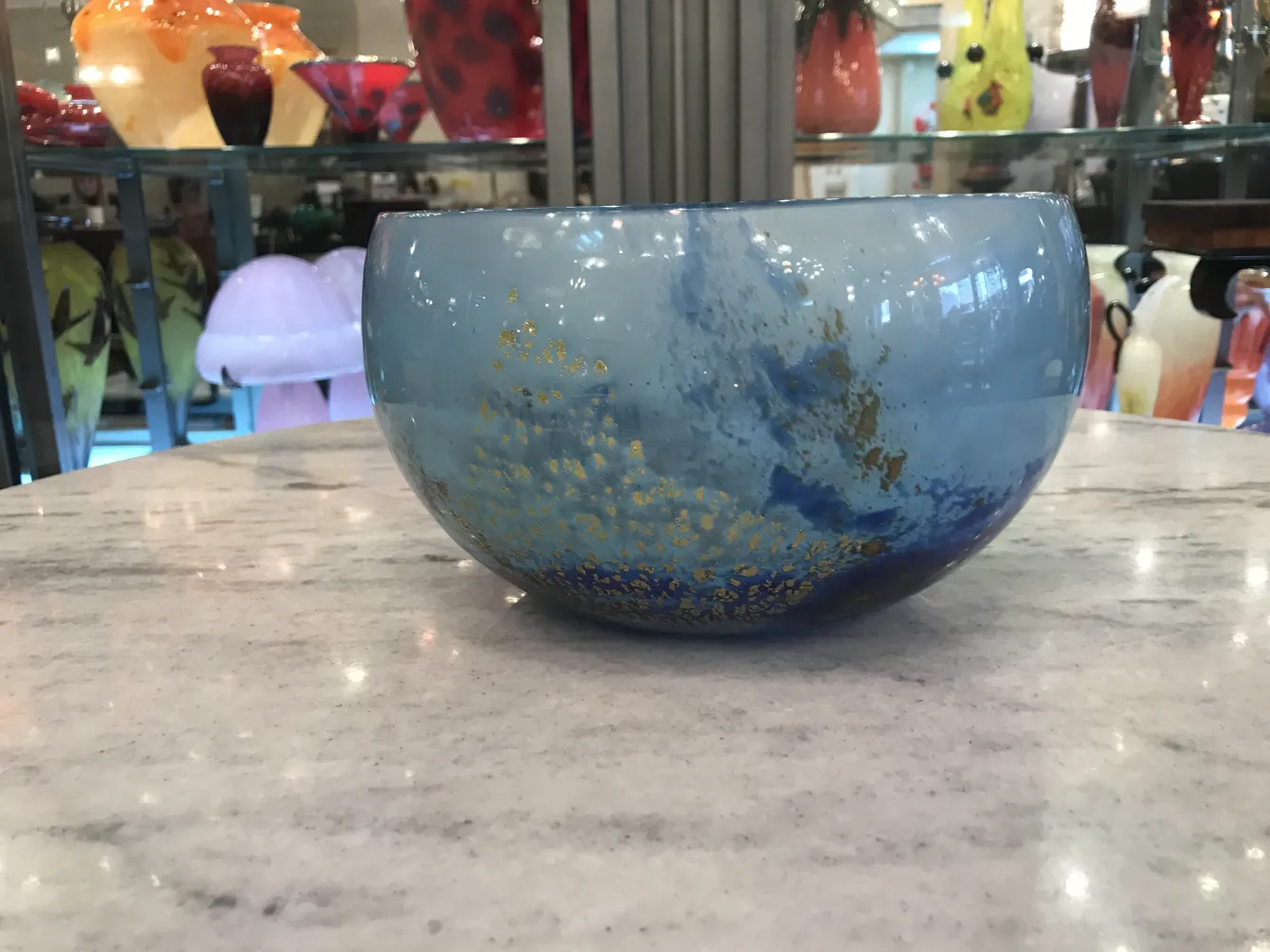 tigela antiga de vidro com matizes azuis e dourados, fundo decorativo