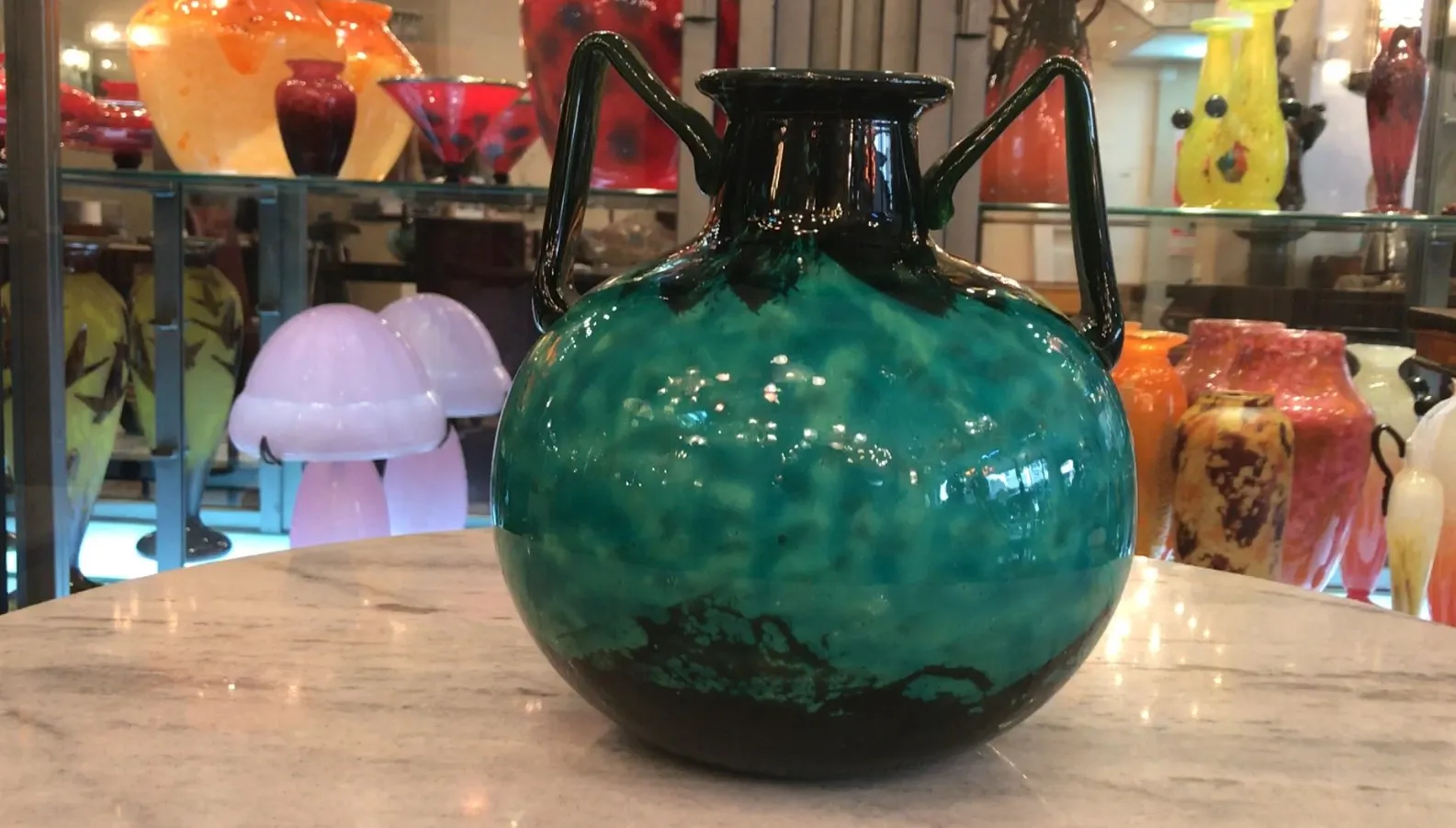 vase vintage en verre signé daum nancy sur fond coloré