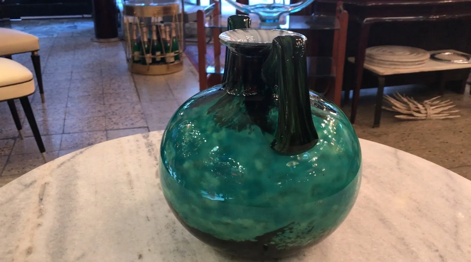 Botella de vidrio con diseño en verde y negro, ambiente antiguo