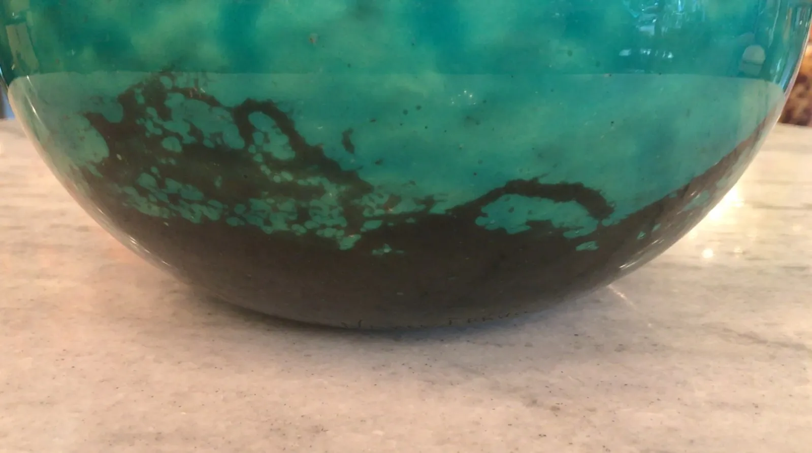 Antikes signiertes Glas Daum Nancy in Blau- und Schwarztönen mit gesprenkelter Textur.