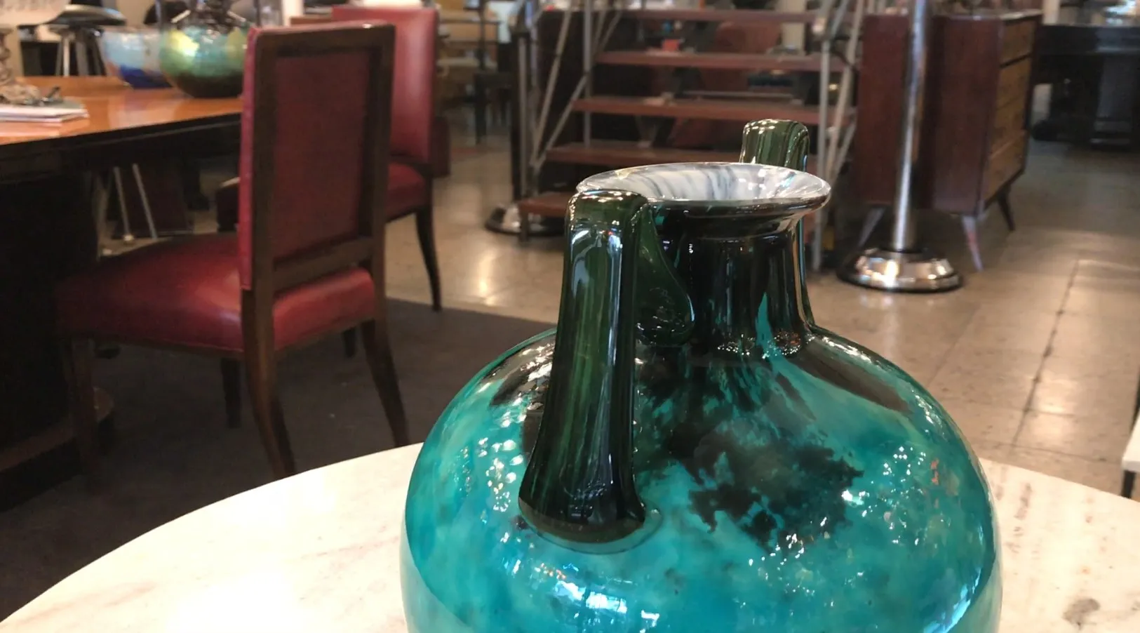 Vaso antico in vetro firmato Daum Nancy con design elegante