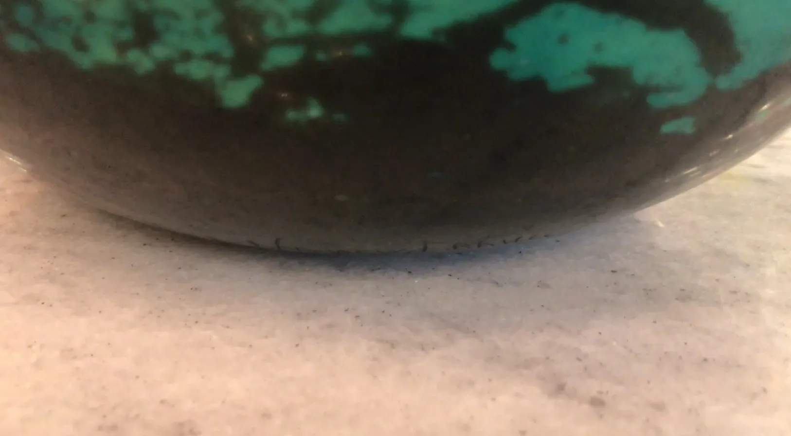 签名玻璃达姆南希，具有色彩丰富和优雅的形状，背景为古董氛围。