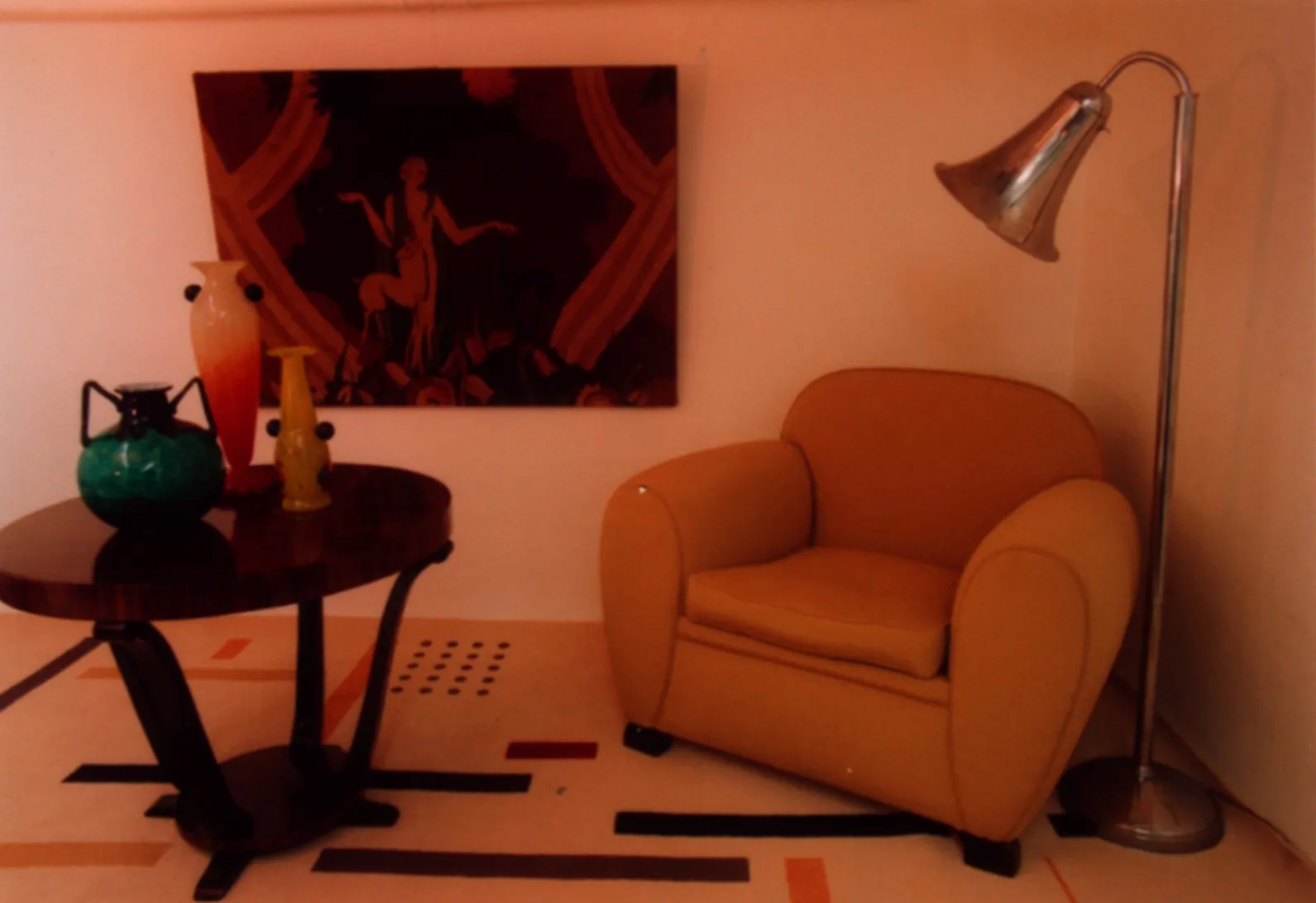 Verre signé Daum Nancy dans un cadre décoratif avec une chaise et une table