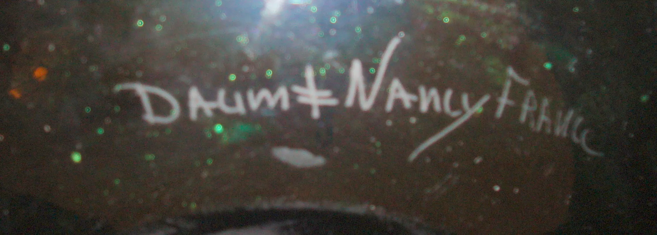 Vidro antigo assinado por Daum Nancy com tons verdes e brilho únicos.