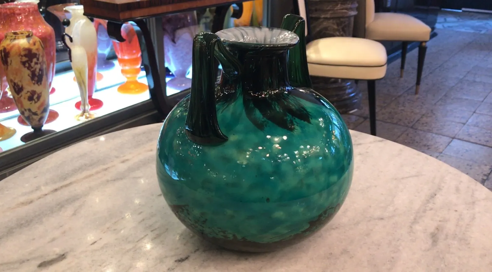 verre ancien avec design unique et signature de Daum Nancy, décoratif