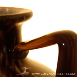 عرض تفصيلي لزجاج موقّع قديم (داوم نانسي)، مع تصميم أنيق.