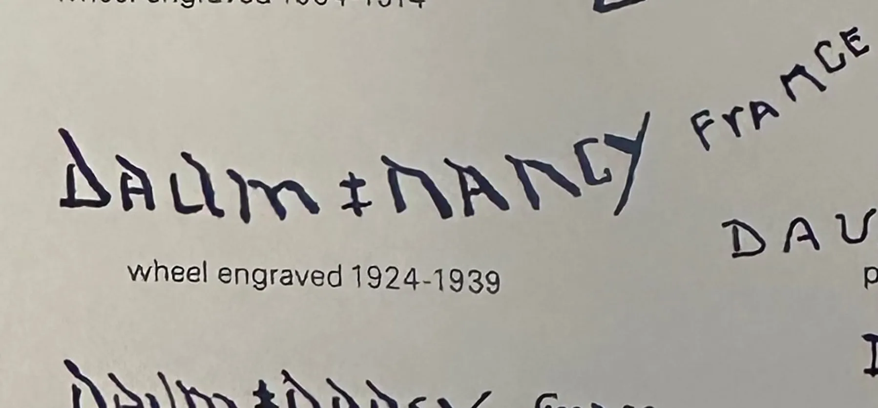 Антикварное подписанное стекло Daum Nancy с видимой надписью.