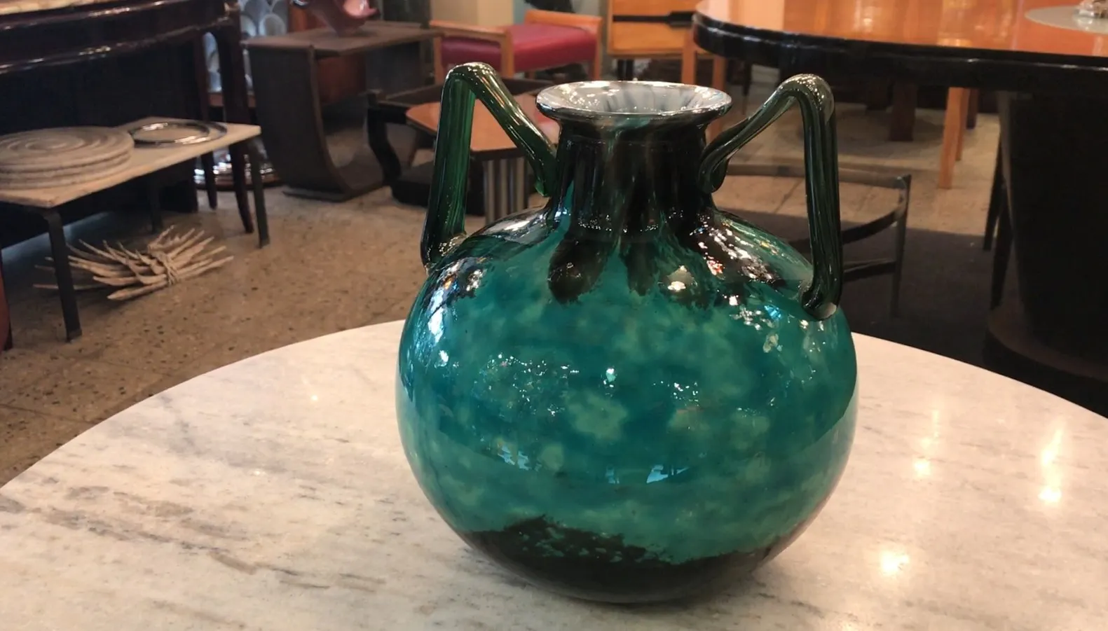 Verre signé Daum Nancy avec un motif bleu et vert, ancien