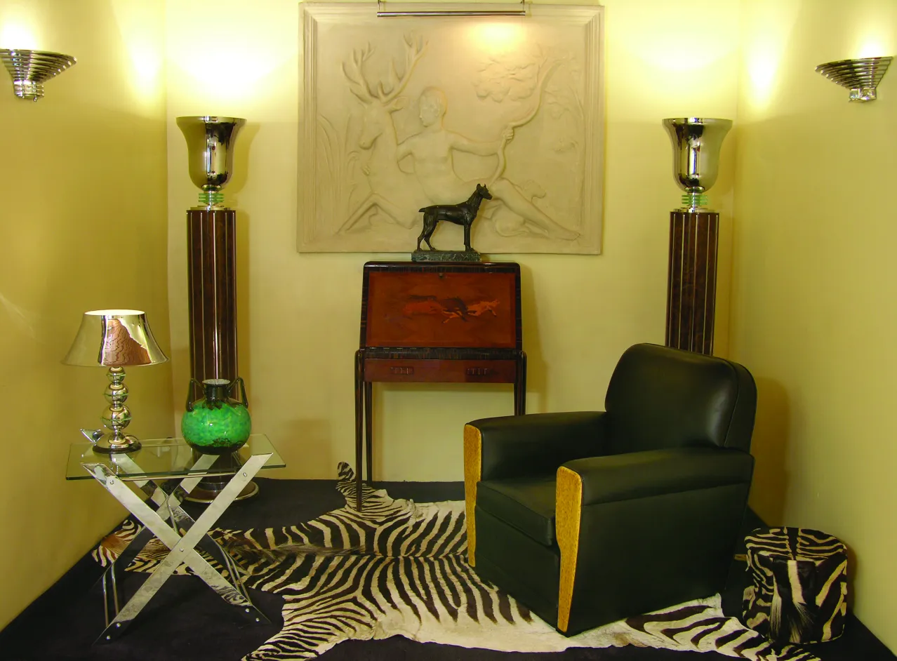 Античное подписанное стекло Daum Nancy в декоративной обстановке