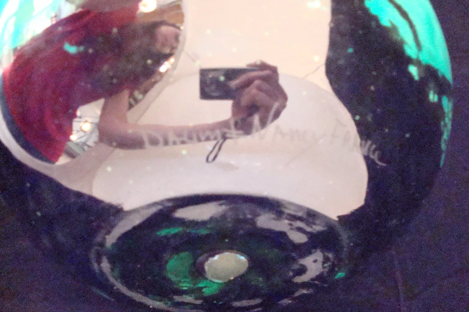 Verre ancien signé, teintes vertes et bleues.