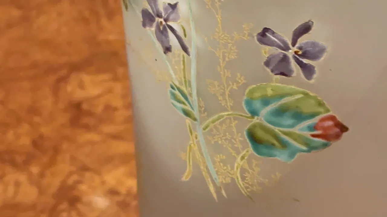 vidro antigo decorado com flores pintadas e detalhes dourados