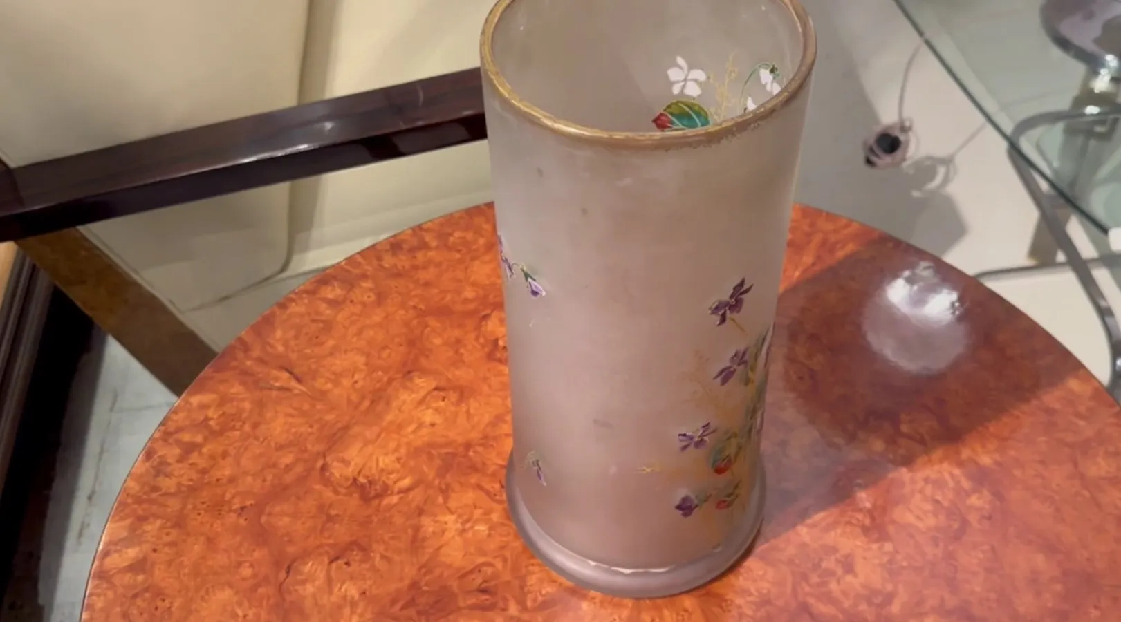 Antikes signiertes Glas Daum Nancy mit sanften floralen Motiven.