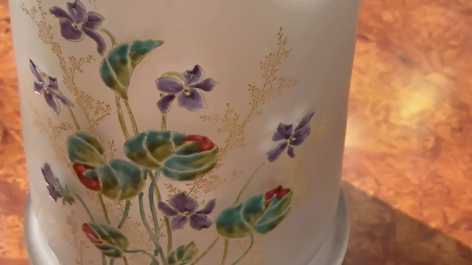 Verre ancien signé Daum Nancy avec des fleurs violettes