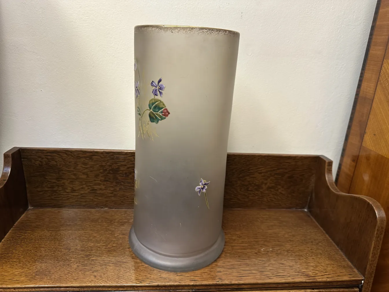 Eine elegante Vase aus signiertem Glas von Daum Nancy, geschmückt mit Blumen in einem antiken Umfeld.