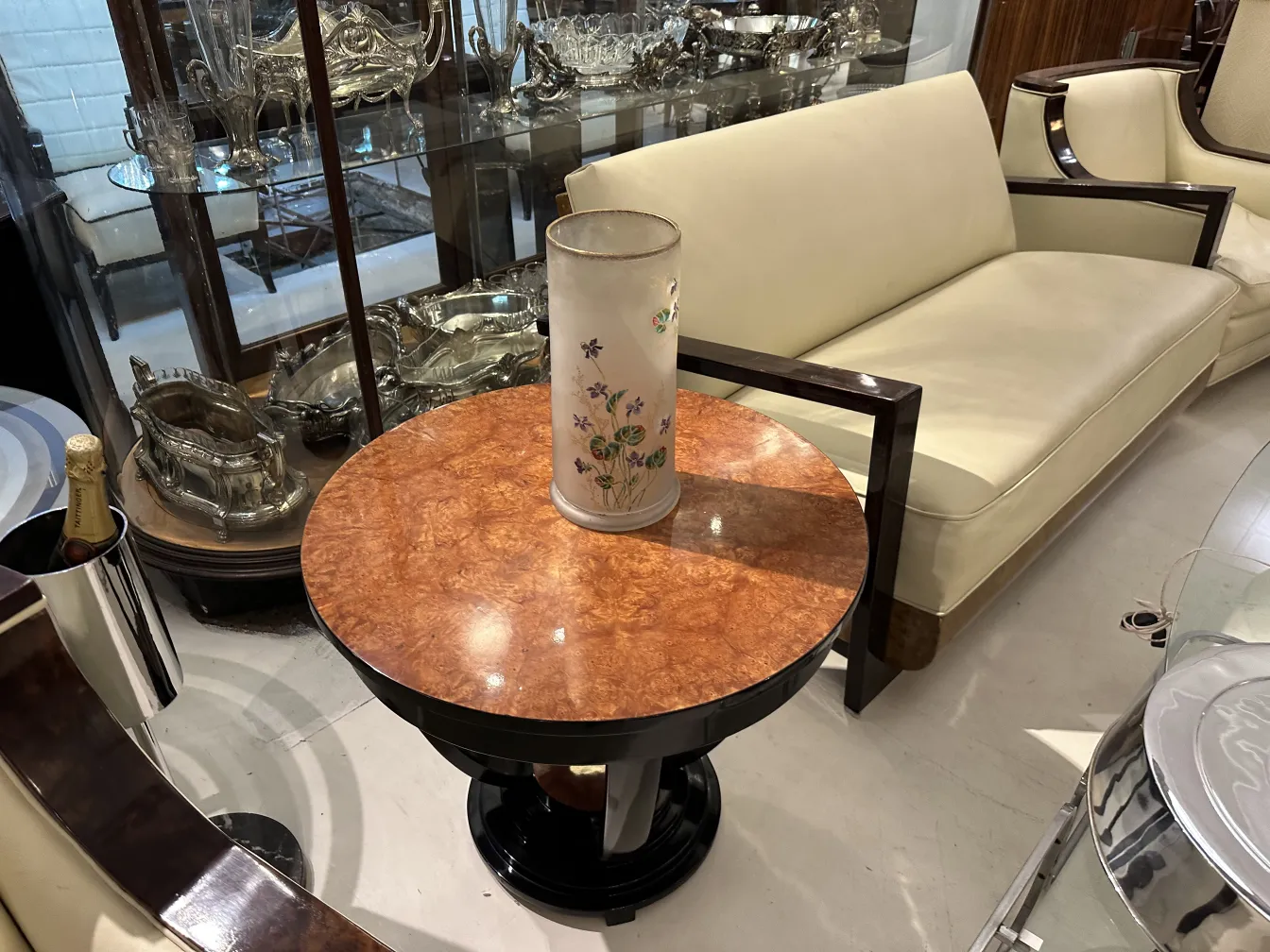 Verre signé Daum Nancy, décoré de fleurs, sur une table