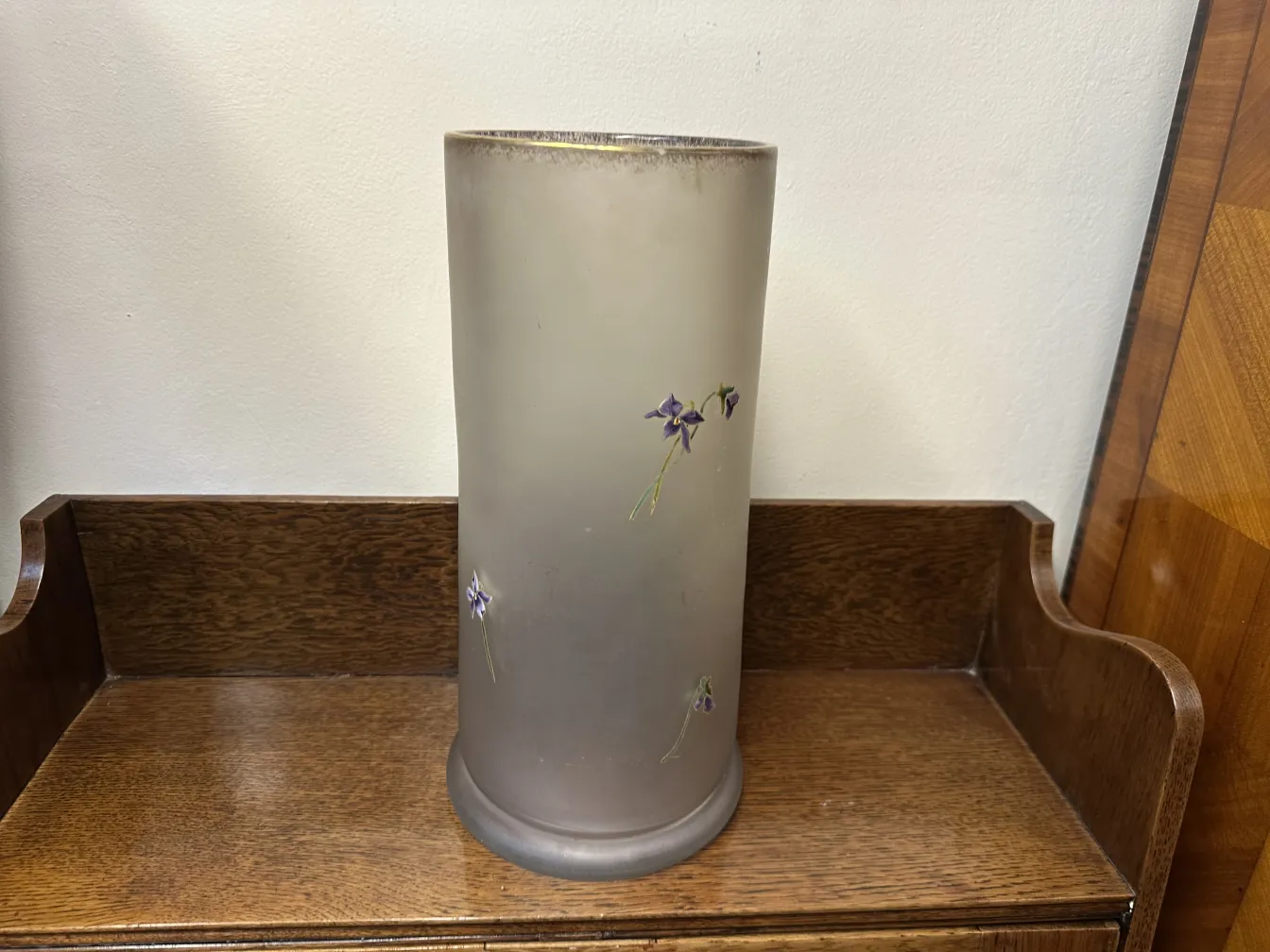 签名玻璃达姆南希，装饰有紫色花朵，古董。