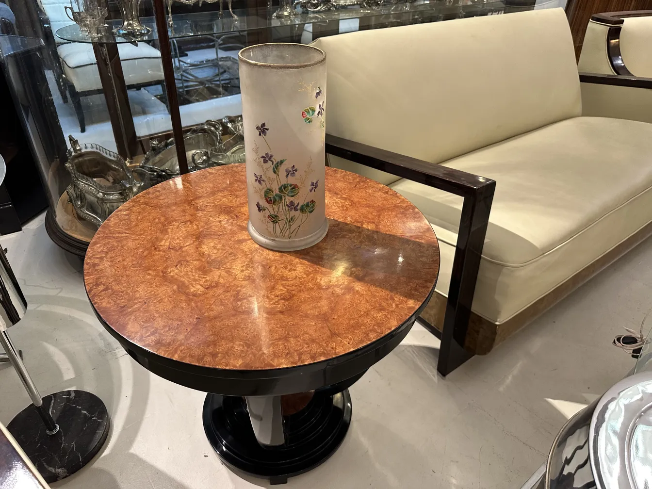 signiertes glas daum nancy auf einem tisch mit blumendesign