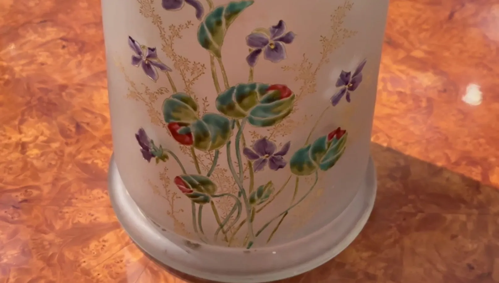 verre ancien avec des fleurs peintes daum nancy