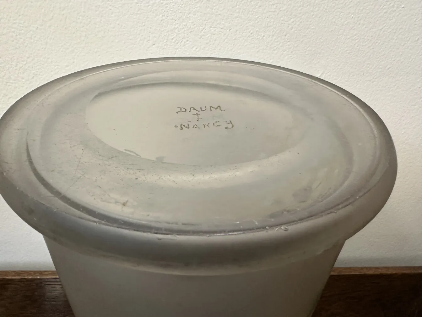 Verre ancien signé par Daum Nancy avec détails visibles